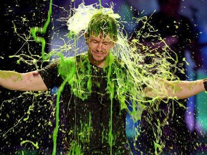 Mark Wahlberg bekam eine Schleimdusche ab. Mark Wahlberg bekam eine Schleimdusche ab.