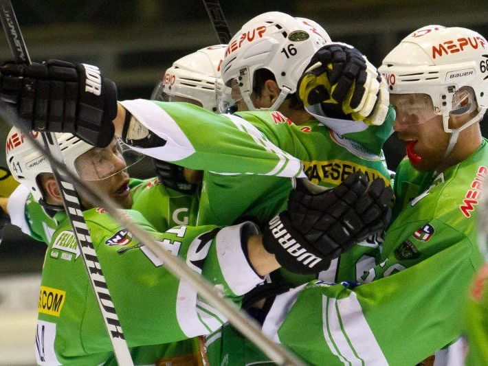 Riesengroßer Jubel beim EHC Bregenzerwald nach dem 3:2-Heimsieg, die Entscheidung fällt nun am Mittwoch. Riesengroßer Jubel beim EHC Bregenzerwald nach dem 3:2-Heimsieg, die Entscheidung fällt nun am Mittwoch.