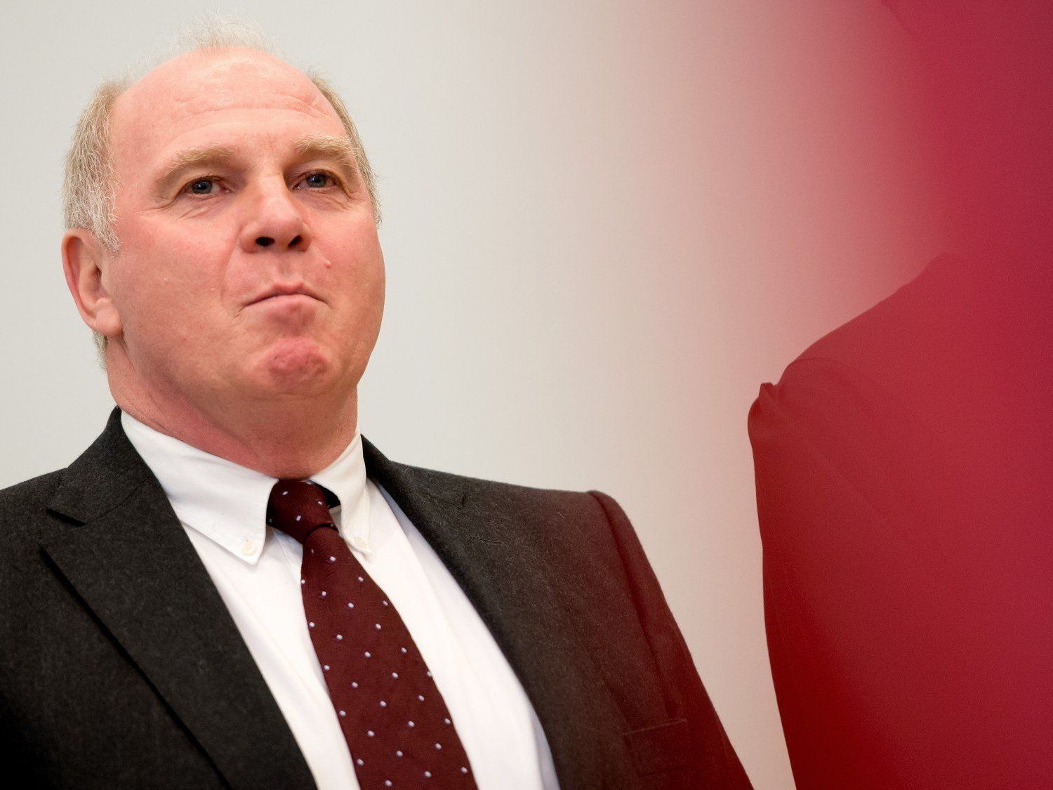 Landgericht verdonnert Hoeneß zu dreieinhalb Jahren unbedingt Landgericht verdonnert Hoeneß zu dreieinhalb Jahren unbedingt