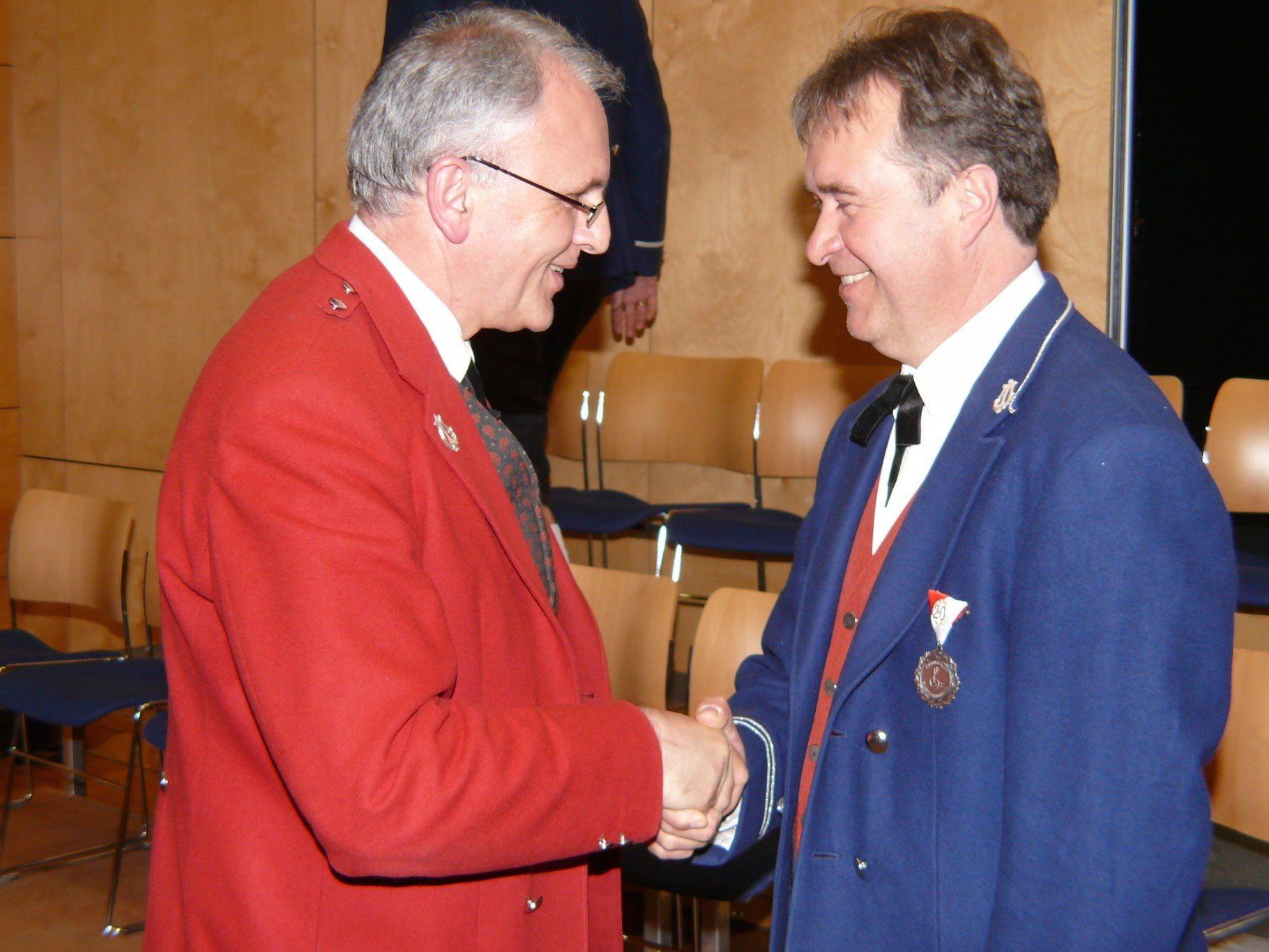 Landeschef  Wolfram Baldauf gratuliert Kapellmeister Stefan Meusburger.
