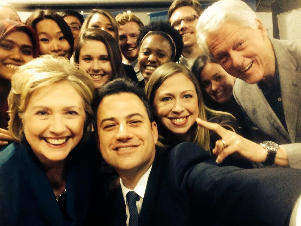 Ein Selfie mit drei Clintons kriegt auch nicht jeder.
