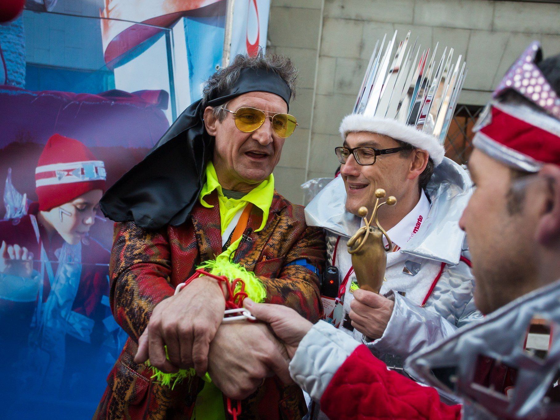 Hat schon ein paar Tage "nichts mehr zu melden": Bürgermeister Linhart bei seiner Absetzung. Hat schon ein paar Tage "nichts mehr zu melden": Bürgermeister Linhart bei seiner Absetzung.