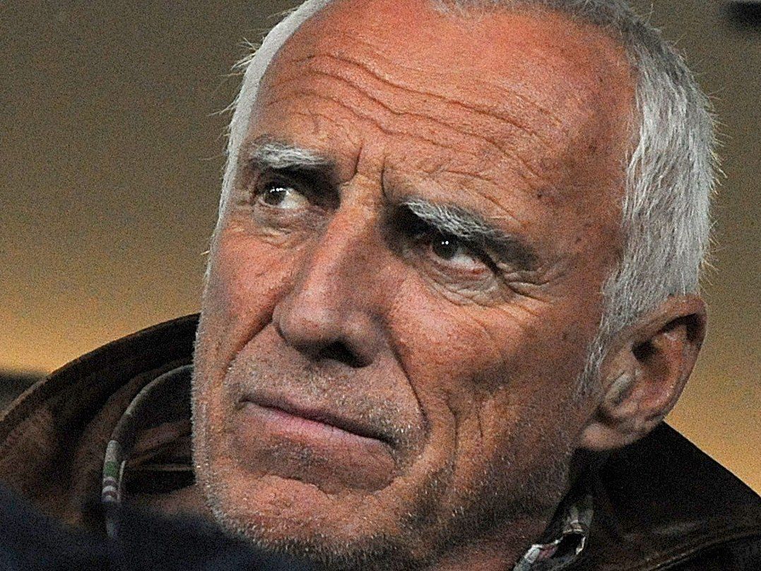 Der 69-jährige Milliardär freut sich über den Zuspruch der heimischen Fans. Der 69-jährige Milliardär freut sich über den Zuspruch der heimischen Fans.