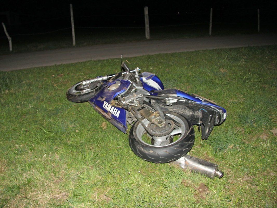 Der Motorrodfahrer kam aus ungeklärter Ursache von der Fahrbahn ab. Der Motorrodfahrer kam aus ungeklärter Ursache von der Fahrbahn ab.