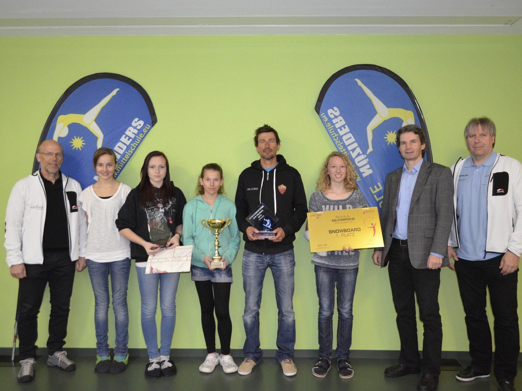 Ehrung für die Schülerinnen der SMS Nüziders für ihre Goldene in Saalbach.