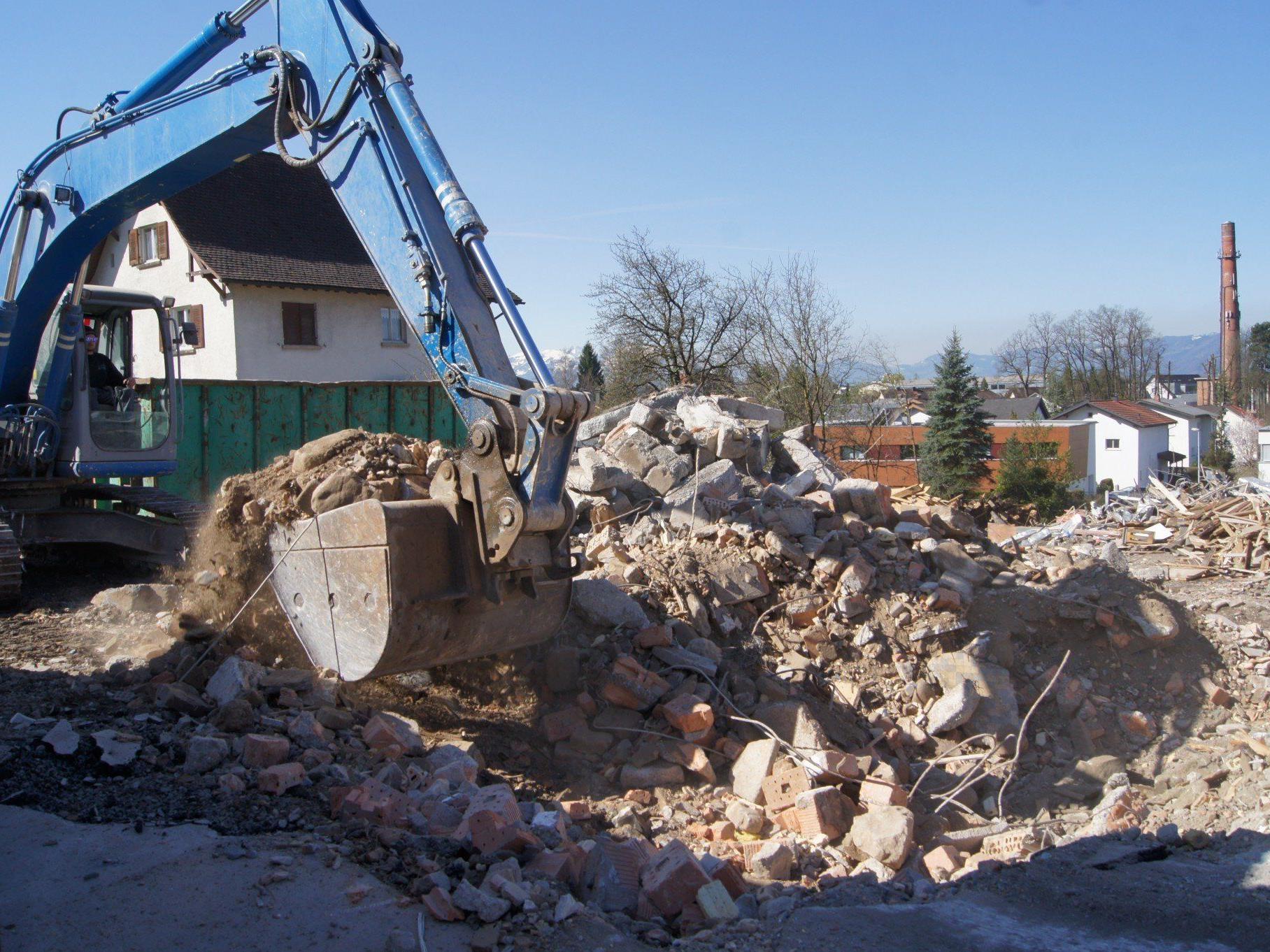 Die Abbrucharbeiten für das ehemalige Gasthaus Rebstock an der Kehlerstraße 51 dauern noch diese Woche an.