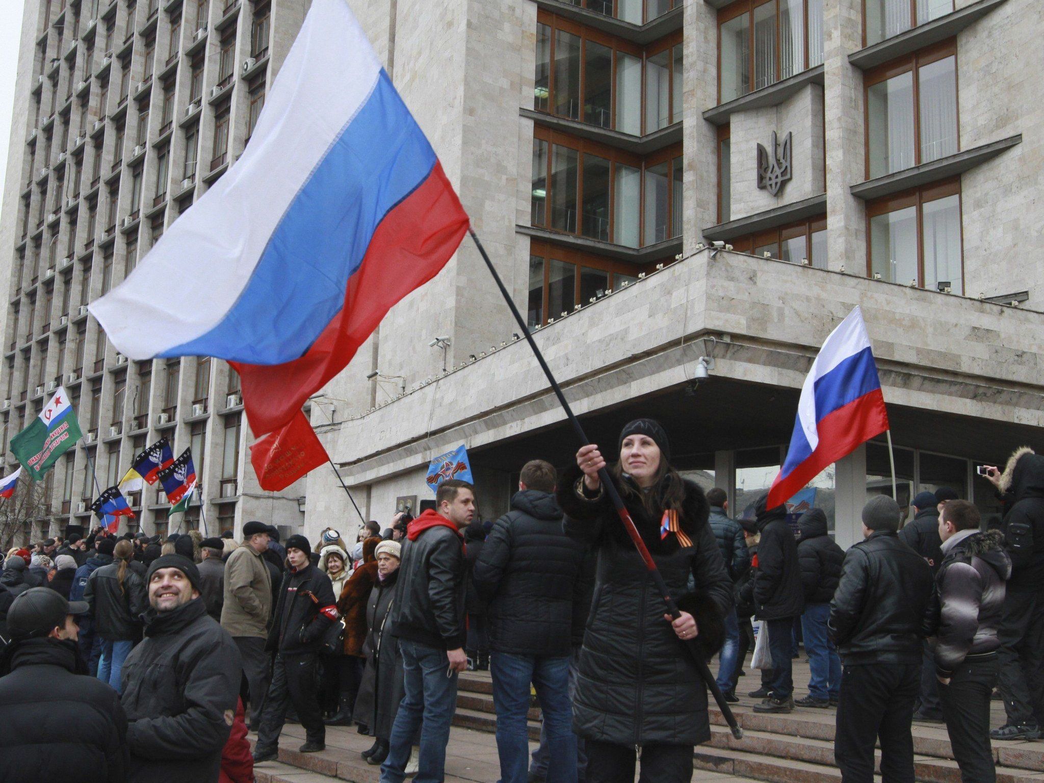 Es sind primär Bilder wie dieses von einer pro-russischen Demo in der östlichen Ukraine, die in Russland gezeigt werden.