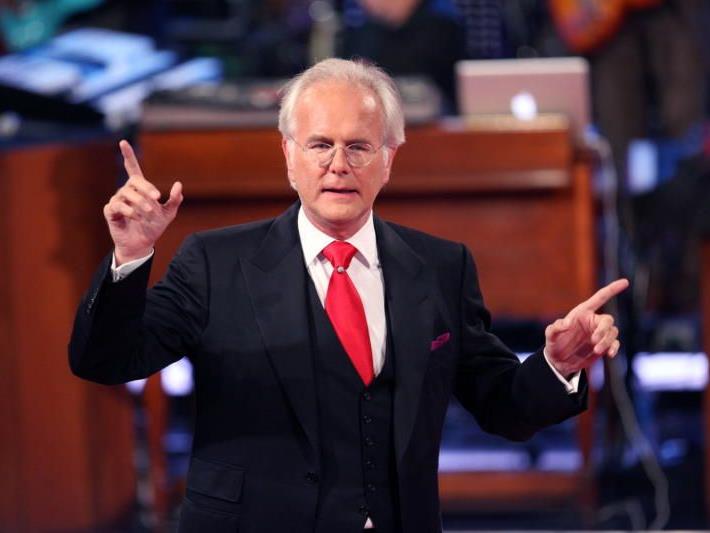 Harald Schmidt verabschiedet sich vom großen TV-Rummel. Harald Schmidt verabschiedet sich vom großen TV-Rummel.