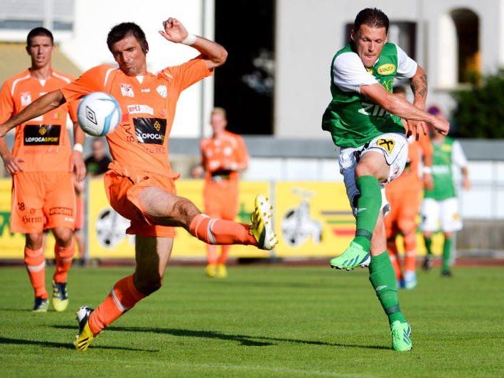 Bild zeigt Velibor Vasilic (Hartberg) und Marcel Schreter (A.Lustenau). Bild zeigt Velibor Vasilic (Hartberg) und Marcel Schreter (A.Lustenau).