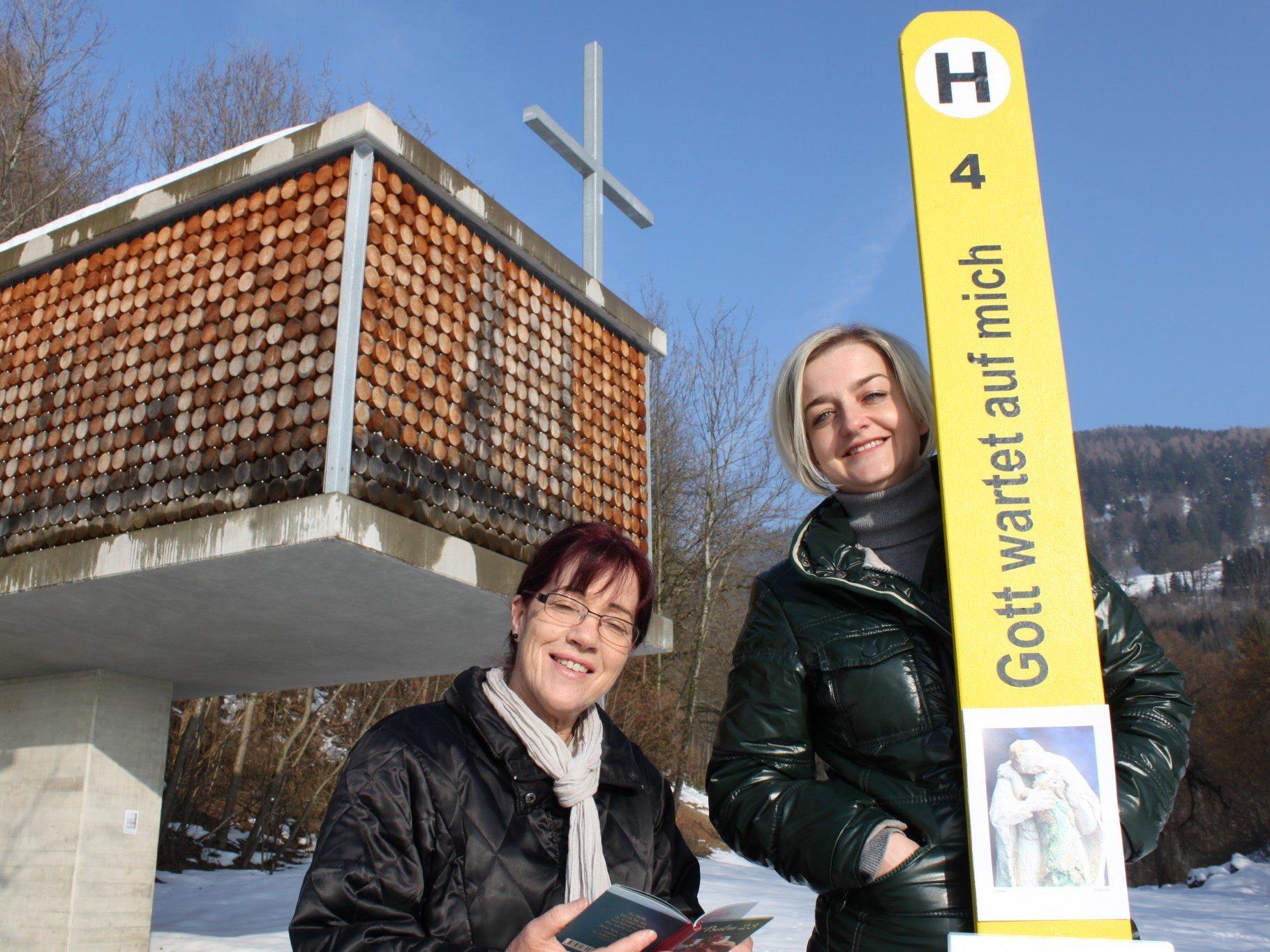 Der Kapellenverein Fraxern - hier im Bild Obfrau Carmen Nachbaur (li.) und Beirätin Silvia Nachbaur - lädt zum spirituellen Zwischenstopp bei der Familienkapelle während der Fastenzeit ein.