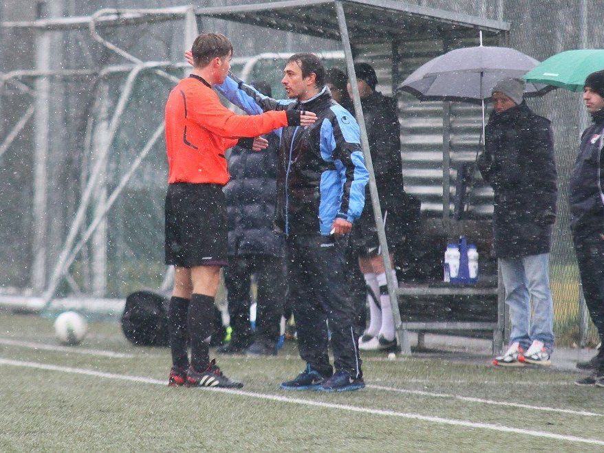AKA U-15-Coach Didi Berchtold und Schiri Felix Ouschan waren nicht immer gleicher Meinung. AKA U-15-Coach Didi Berchtold und Schiri Felix Ouschan waren nicht immer gleicher Meinung.