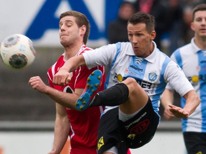 Hard-Kicker Marcel Riedeberger im Zweikampf mit Dornbirn-Spieler Kevin Banoglu.