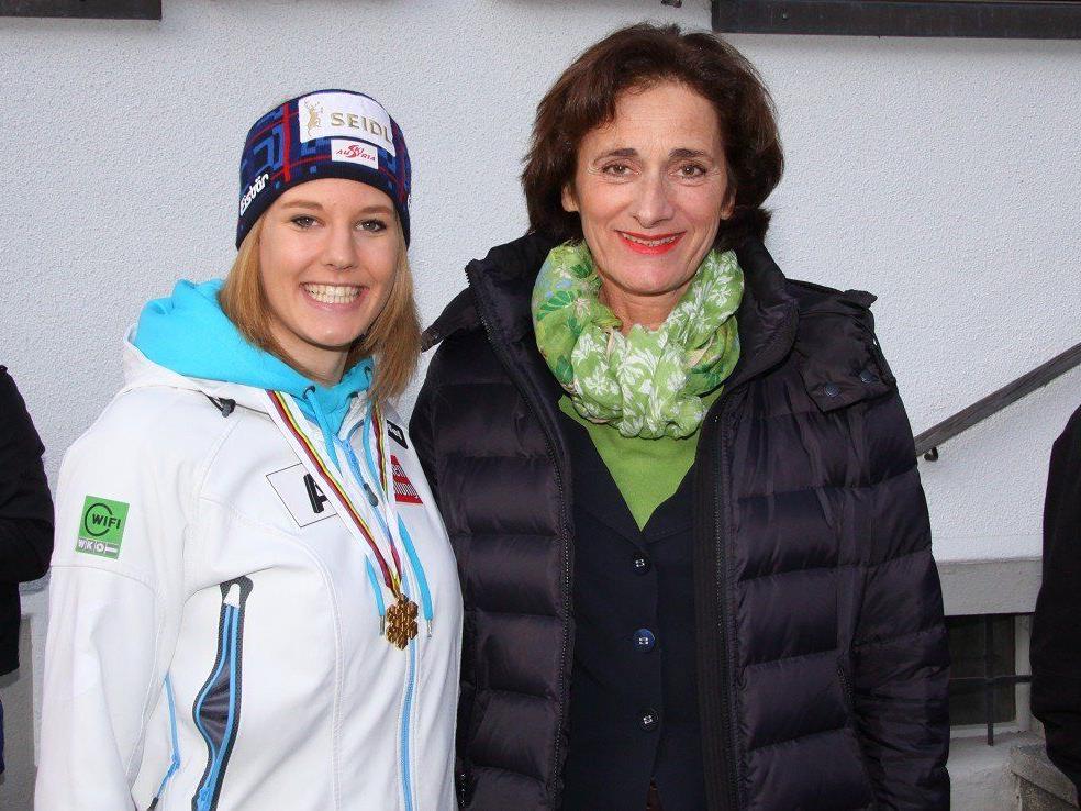 Sport-Landesrätin Bernadette Mennel gratulierte Weltmeisterin Lisl Kappaurer an Ort und Stelle.