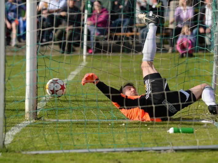 Lauterach und Wolfurt trennten sich 2:2, zwei Spieler mussten vorzeitig in die Kabine.