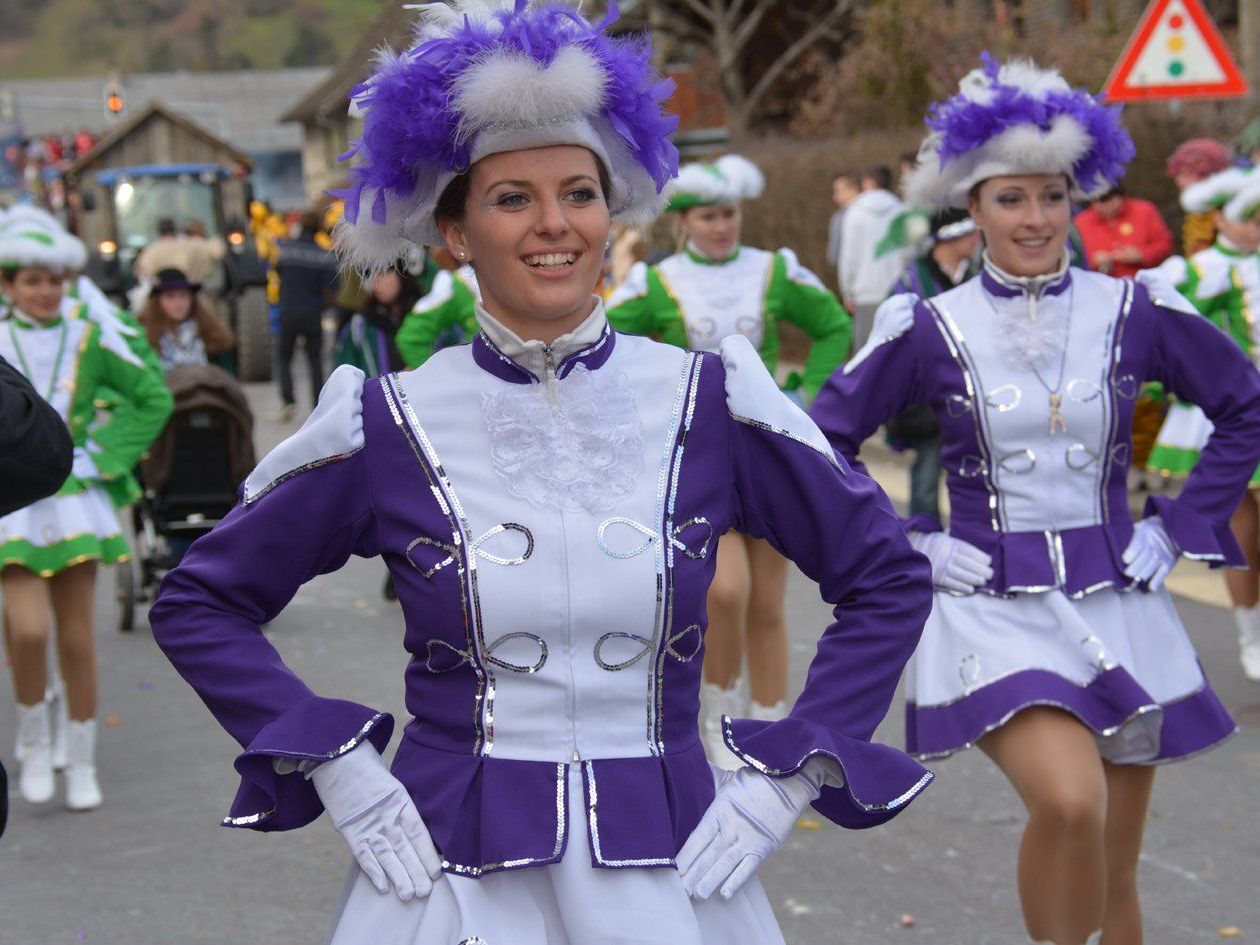 Schöne Garden, tolle Wagen, und viele viele kleine maskierte Teilnehmer begeisterten beim Umzug. Schöne Garden, tolle Wagen, und viele viele kleine maskierte Teilnehmer begeisterten beim Umzug.