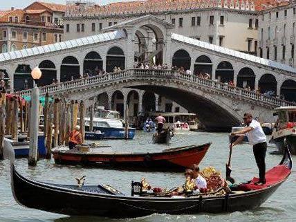 tatsächlich ist eine Gondelfahrt in Venedig teurer als die Bahnfahrt nach Wien. tatsächlich ist eine Gondelfahrt in Venedig teurer als die Bahnfahrt nach Wien.