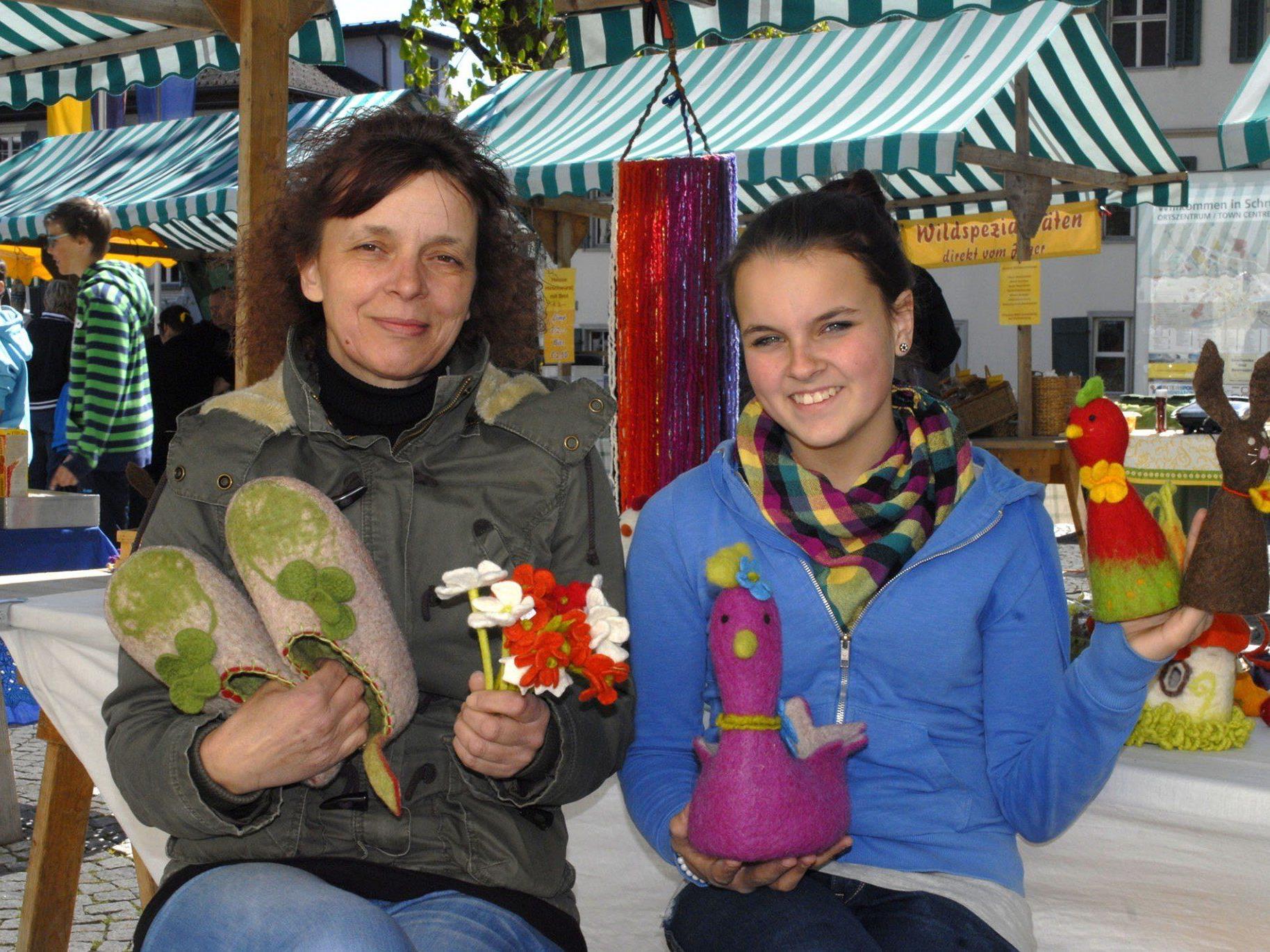 Martina Wilfling, hier mit Tochter Katharina, präsentiert ihr Warenangebot auf verschiedenen Märkten im Ländle.