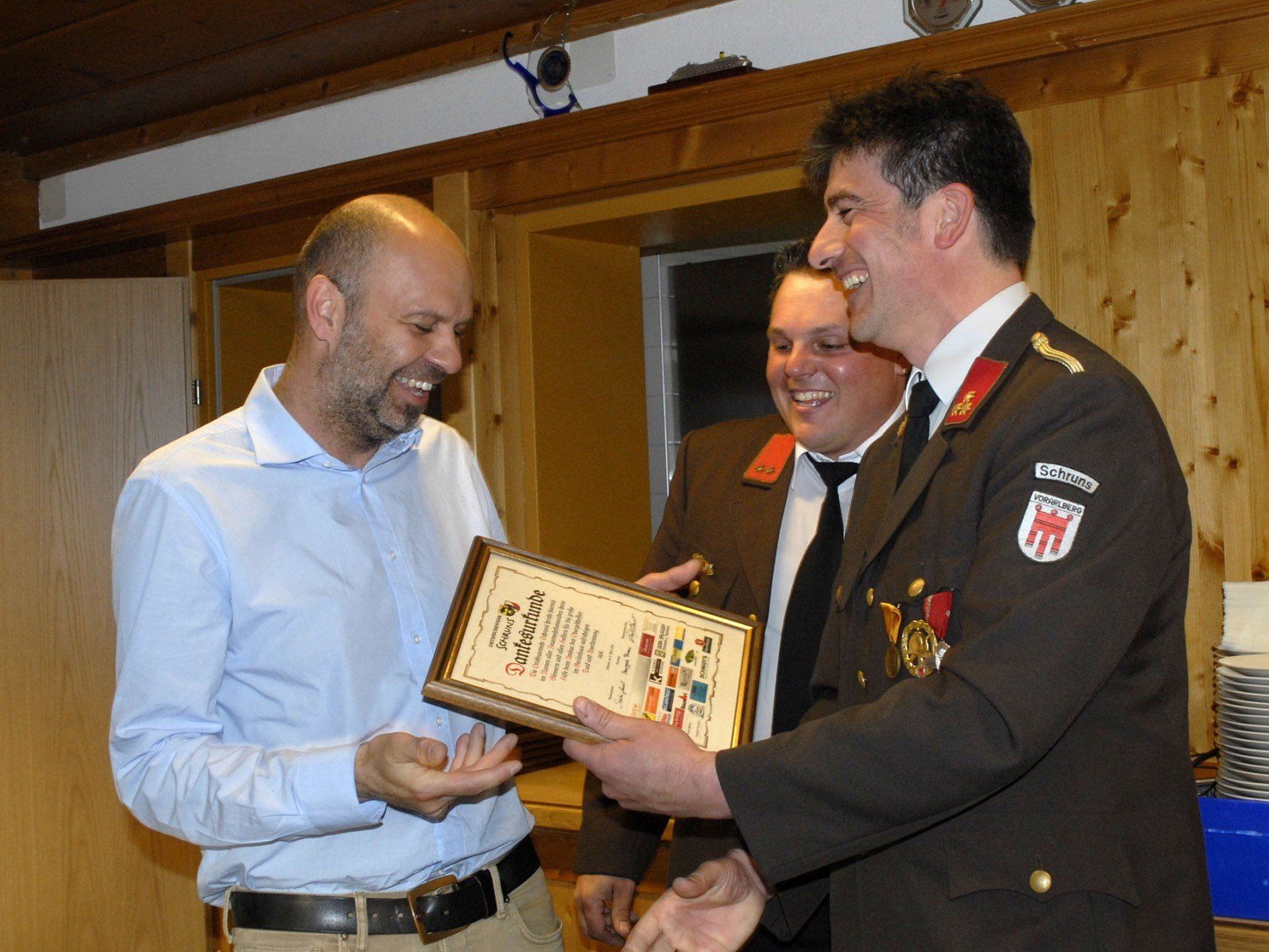 Der Schrunser Feuerwehrkommandant Martin Ganahl und Vizekommandant Daniel Dönz bei der Übergabe einer Gönnerurkunde an Jürgen Kuster Der Schrunser Feuerwehrkommandant Martin Ganahl und Vizekommandant Daniel Dönz bei der Übergabe einer Gönnerurkunde an Jürgen Kuster