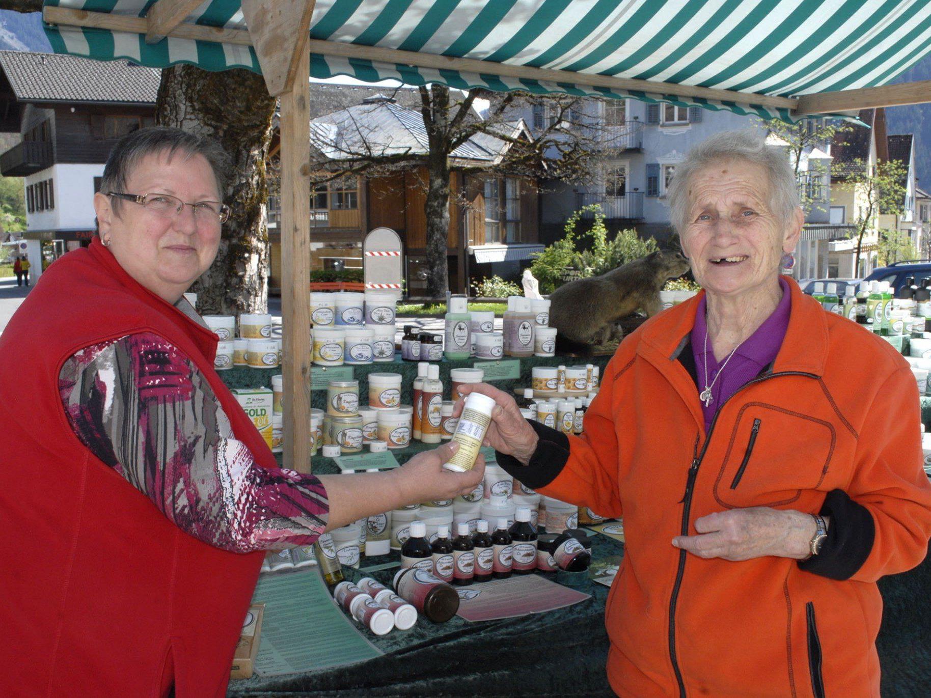 Ursula Ambrosig, hier mit einer treuen Stammkundin, bietet ihre Produkte auch auf den Winter- und Sommermärkten in Schruns an.