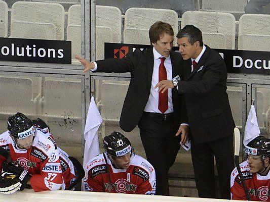 Kalt statt mit Helm mit Krawatte hinter der Bank Kalt statt mit Helm mit Krawatte hinter der Bank