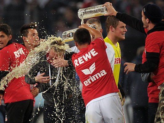 Stöger "gewann" die berühmte Bierdusche Stöger "gewann" die berühmte Bierdusche