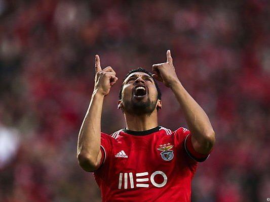 Garay jubelt über seinen Treffer für Benfica