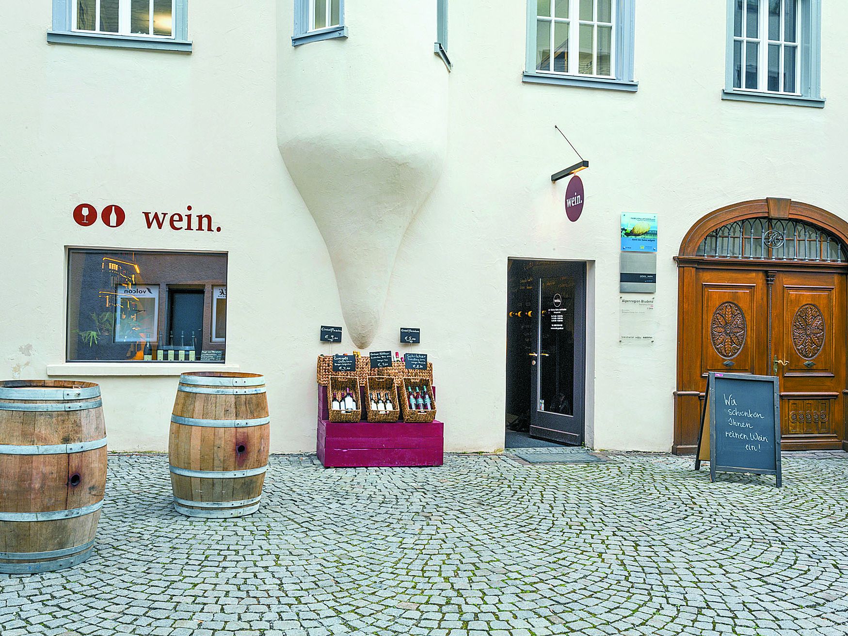 Fast zeitgleich mit dem Umbau des Erdgeschoßlokals wurde von der Stadt die Fassade renoviert. Das dezente Design von Nasenschild und Logo stört die denkmalgeschützte Ansicht keineswegs. Fast zeitgleich mit dem Umbau des Erdgeschoßlokals wurde von der Stadt die Fassade renoviert. Das dezente Design von Nasenschild und Logo stört die denkmalgeschützte Ansicht keineswegs.