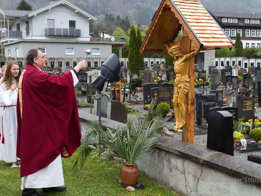 Pfarrer Tinkhauser weihte das restaurierte Friedhofskreuz ein.