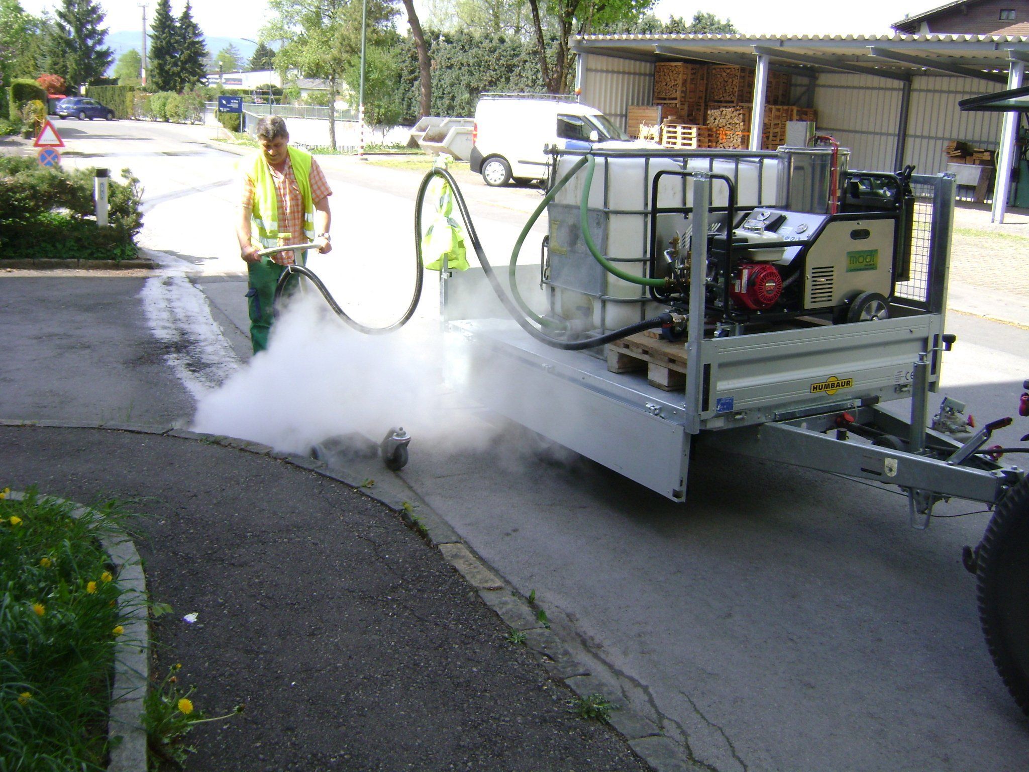 Mit einem Dampfgerät wird das Unkraut an Rankweils Straßenrändern entfernt. Mit einem Dampfgerät wird das Unkraut an Rankweils Straßenrändern entfernt.