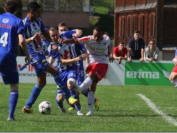 Kein Durchkommen für Rankweil-Stürmer Andre Ramos im Laufduell mit Feldkirch-Kickern. Kein Durchkommen für Rankweil-Stürmer Andre Ramos im Laufduell mit Feldkirch-Kickern.