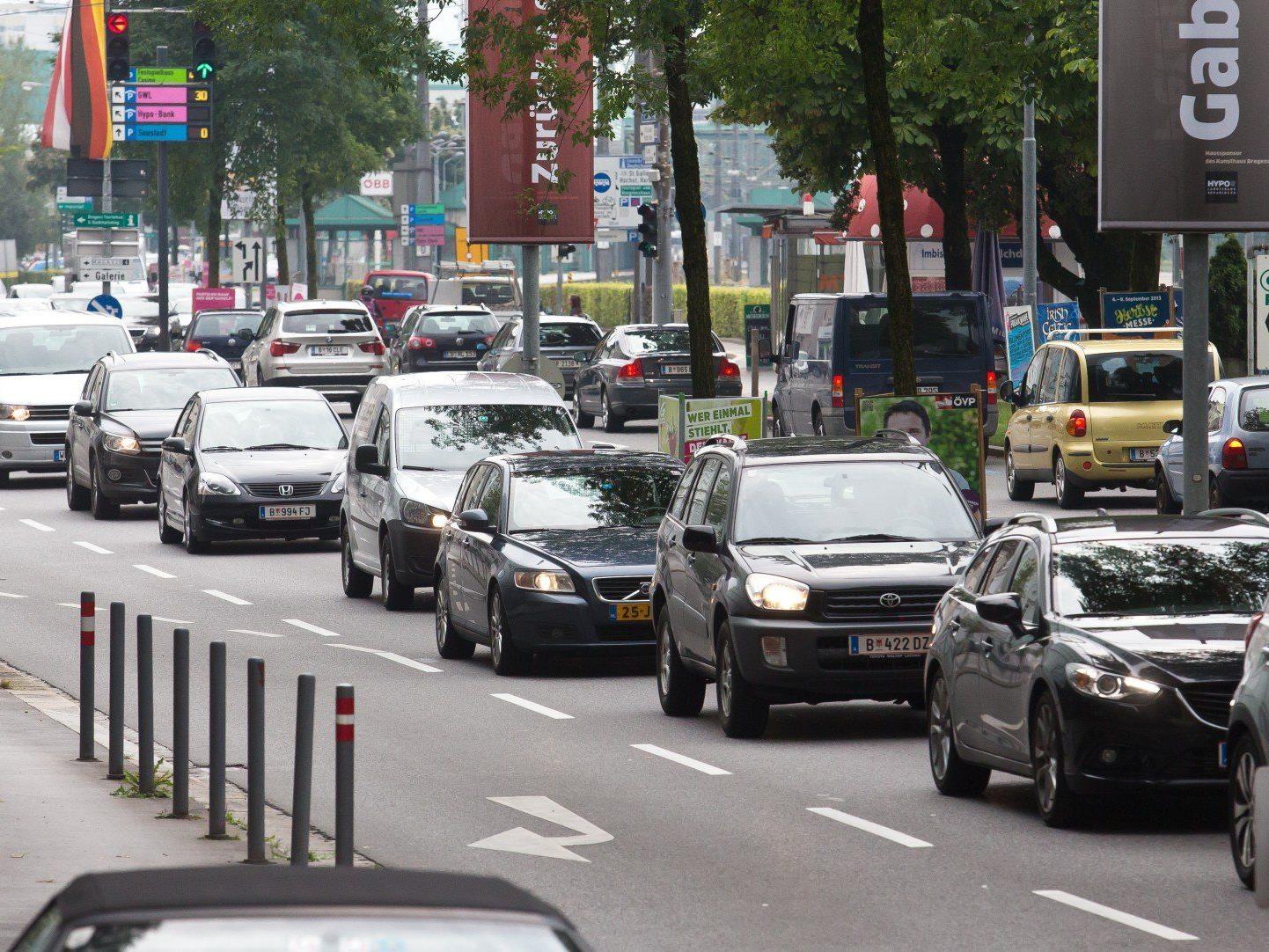 Erhöhtes Verkehrsaufkommen am Freitag auf den Ausfallstraßen der Stadtregionen.