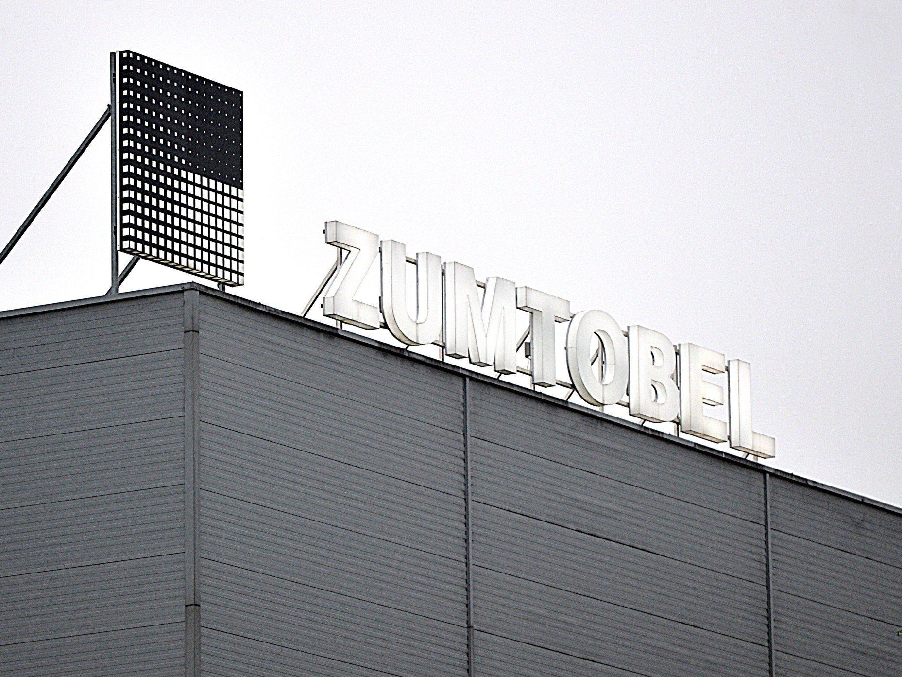 1950 gründete Walter Zumtobel das Vorarlberger Unternehmen. 1950 gründete Walter Zumtobel das Vorarlberger Unternehmen.