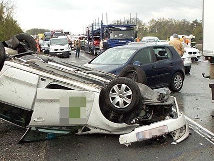 Insgesamt mussten 28 Pkw und ein Schwerfahrzeug abgeschleppt werden. Insgesamt mussten 28 Pkw und ein Schwerfahrzeug abgeschleppt werden.