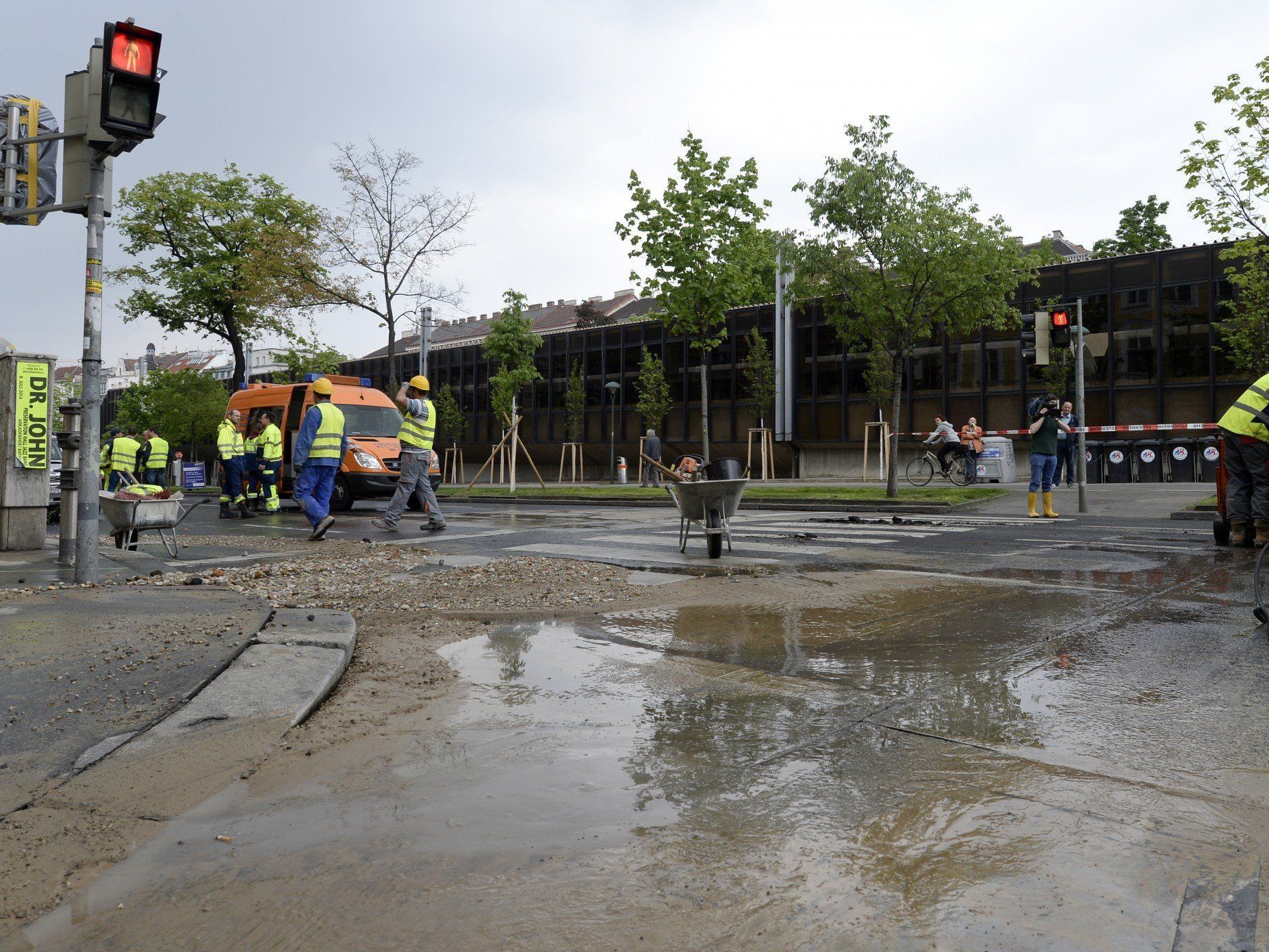 Wasserrohrbruch am Wiener Gürtel - Mittwoch früh zwei Spuren frei Wasserrohrbruch am Wiener Gürtel - Mittwoch früh zwei Spuren frei