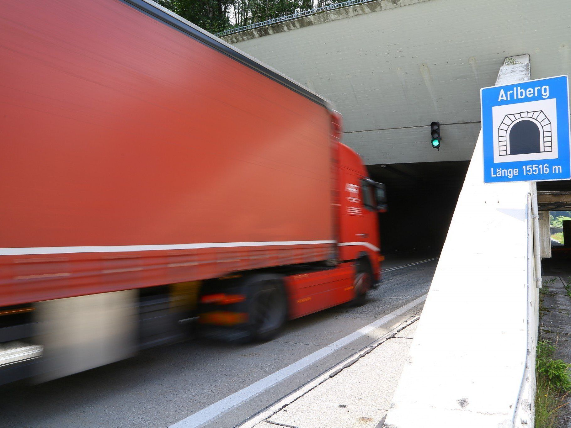 Im nächsten Jahr wird der Arlbergtunnel gesperrt. Für Tiroler Politiker wäre das offenbar auch als Dauerlösung für Lkw vorstellbar.