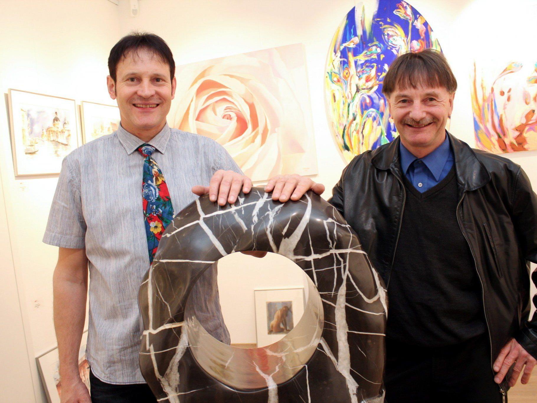 Galerist Werner Böhler mit Steinkünstler Martin Flatz.