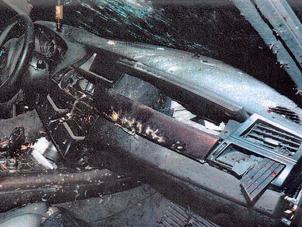 Im Inneren des Autos, in dem die Granate explodierte. Im Inneren des Autos, in dem die Granate explodierte.