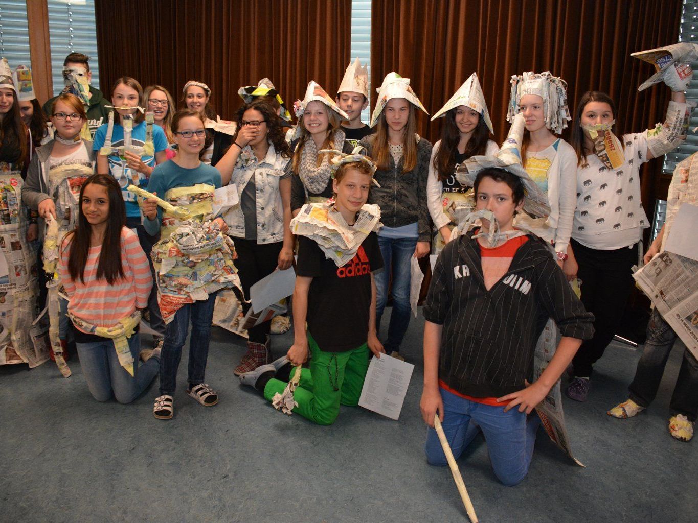 Die 3 k-Klasse führte anlässlich des Lesetages Balladen in Zeitungskostümen auf. Die 3 k-Klasse führte anlässlich des Lesetages Balladen in Zeitungskostümen auf.