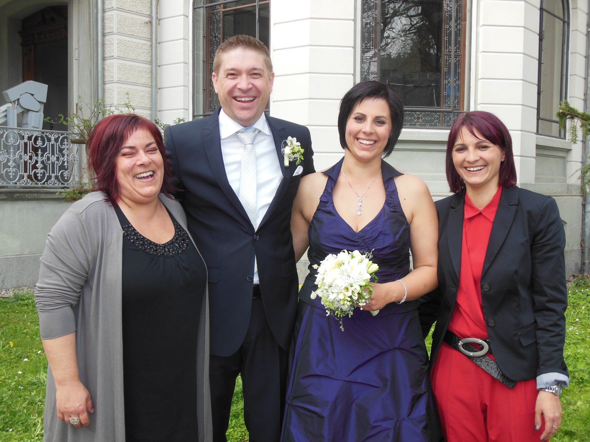 Das glückliche Paar mit den Trauzeugen. Das glückliche Paar mit den Trauzeugen.