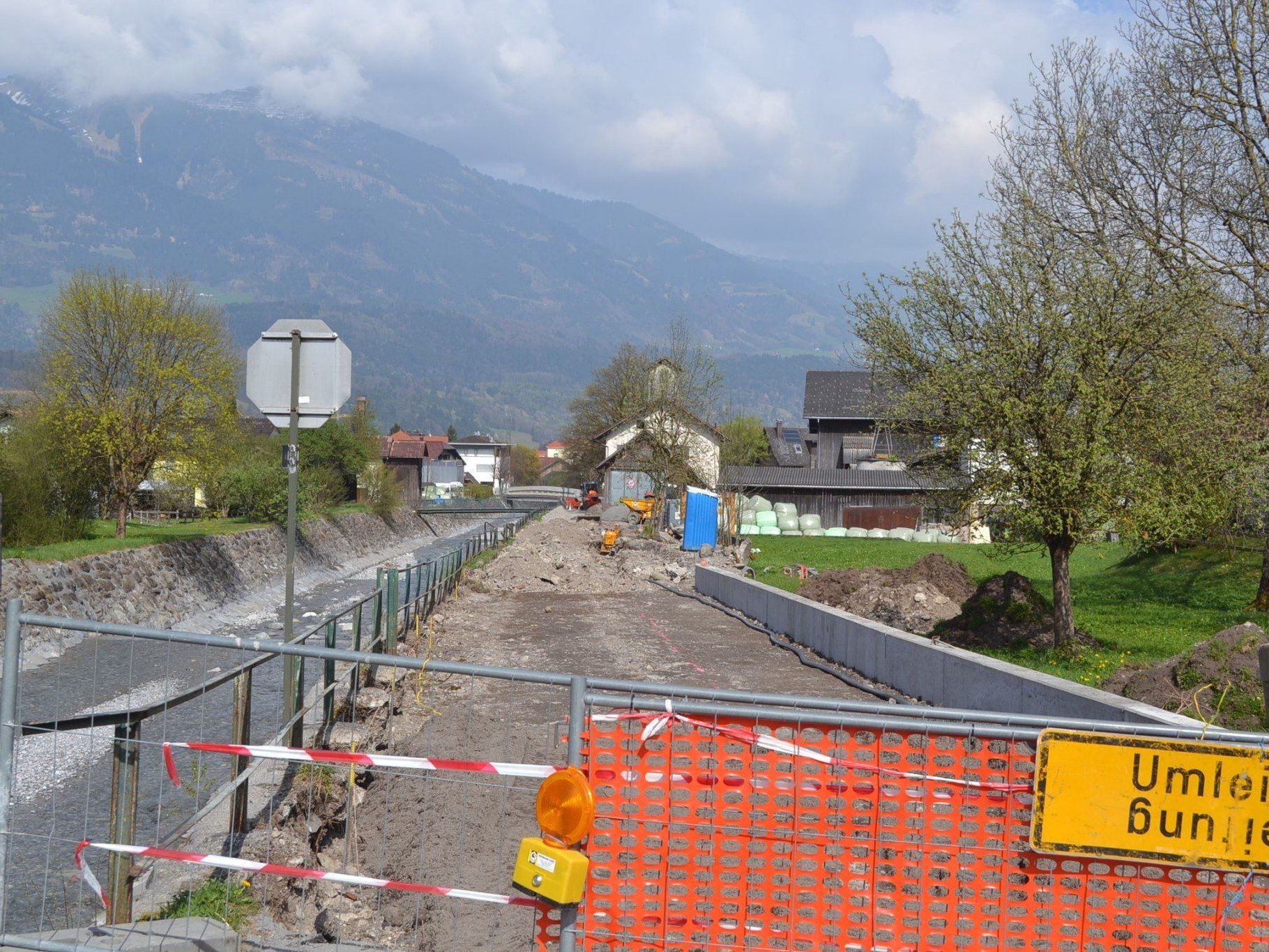 Die Straße „Am Kanal“ ist vorübergehend für jeglichen Verkehr gesperrt. Die Straße „Am Kanal“ ist vorübergehend für jeglichen Verkehr gesperrt.