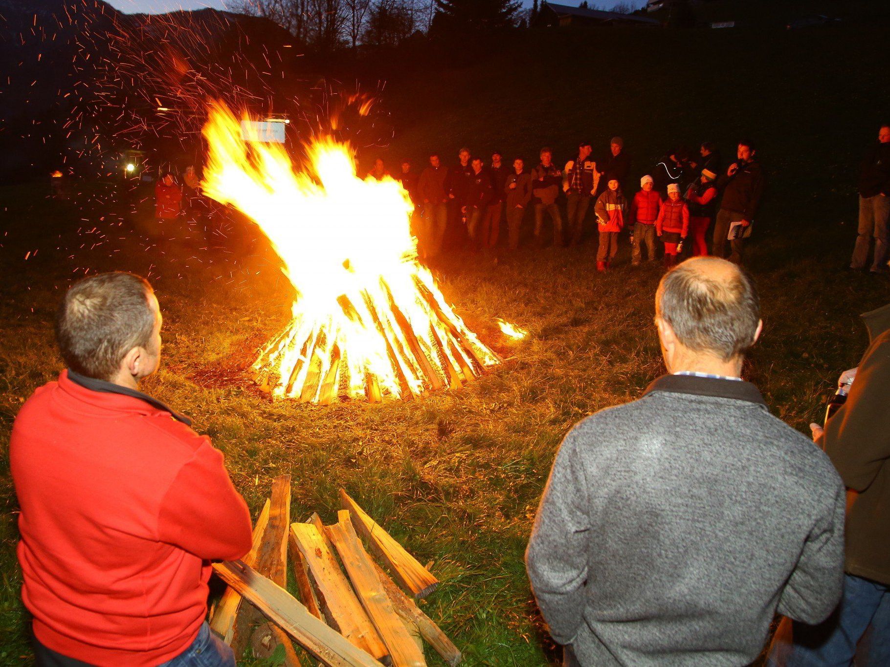 Mit einem Mahnfeuer machten Bergbauern am Ludescherberg auf ihre schlechte fi nanzielle Entlohnung aufmerksam.