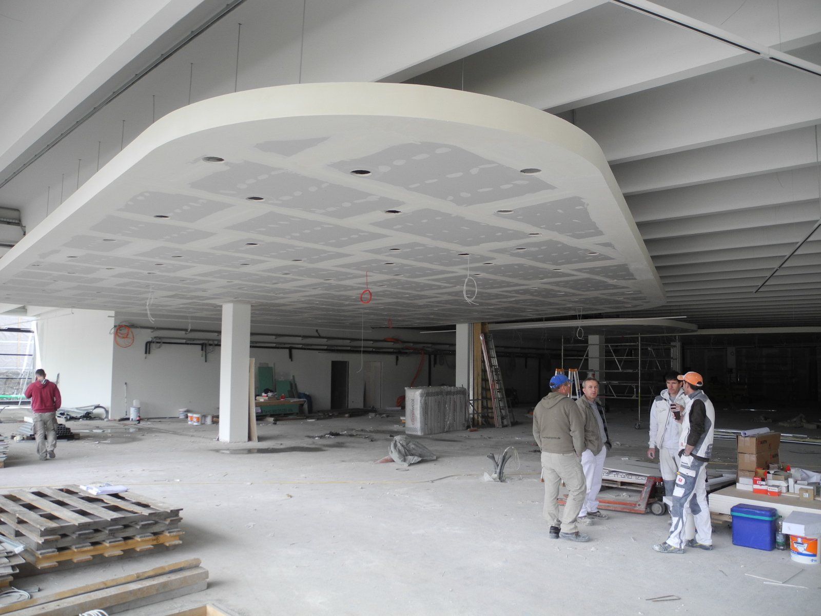 Die Decken des neuen Merkurmarktes werden Großteils abgehängt, riese Leuchtstoffröhrenbänder installiert und zahlreiche Kanten und Ecken elegant abgerundet. Die Decken des neuen Merkurmarktes werden Großteils abgehängt, riese Leuchtstoffröhrenbänder installiert und zahlreiche Kanten und Ecken elegant abgerundet.