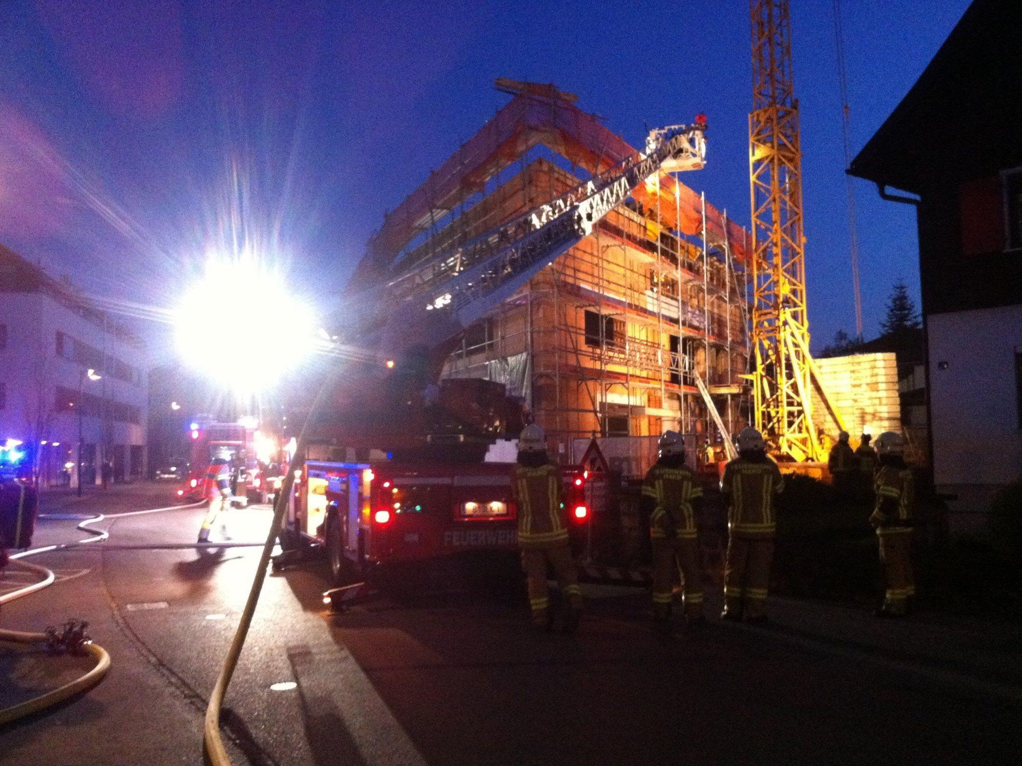 Das Feuer auf der Baustelle in der Harder Seestraße wurde rasch gelöscht.