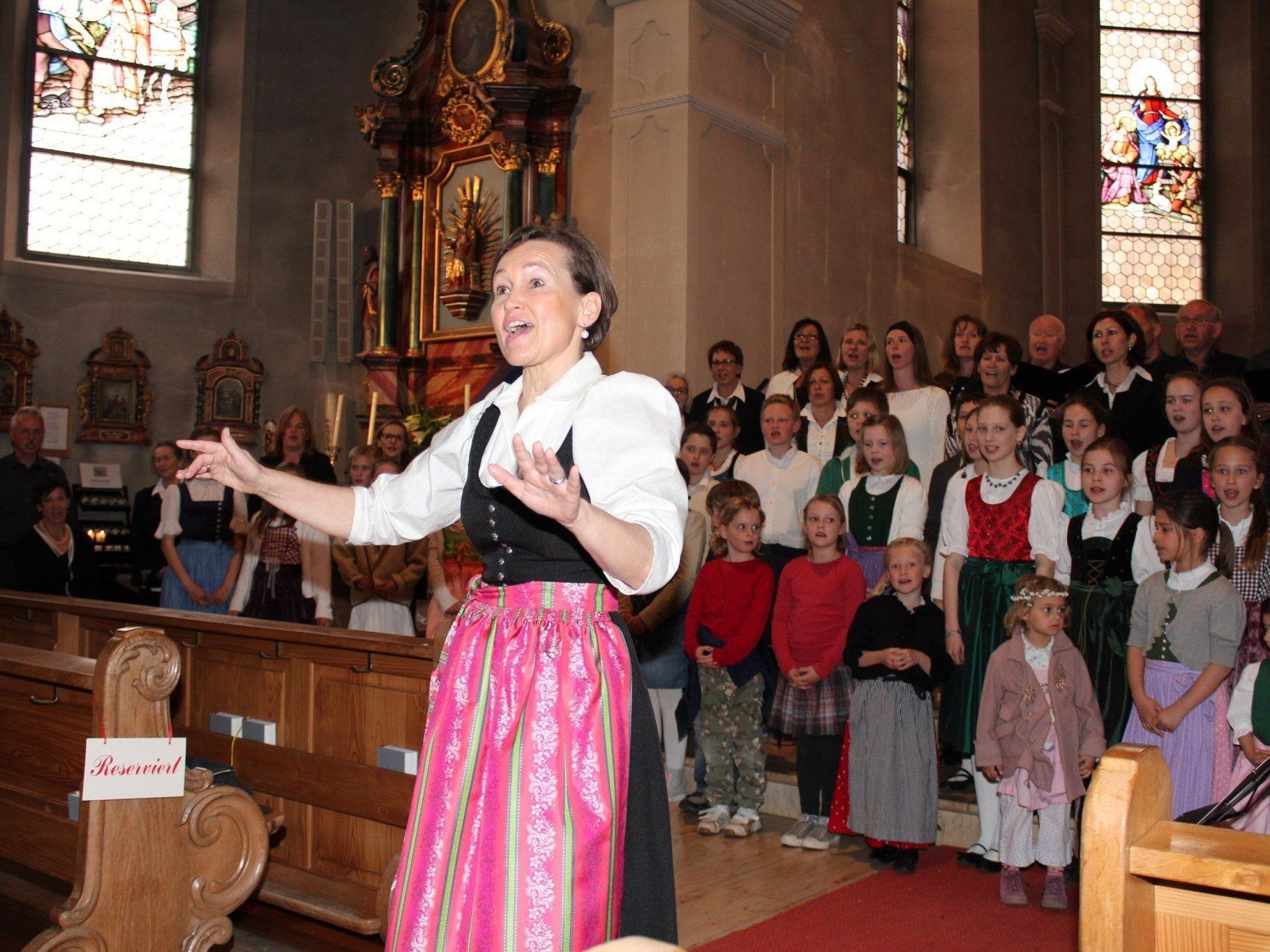 Chorleiterin Birgit Giselbrecht-Plankel dirigierte das Konzert. Chorleiterin Birgit Giselbrecht-Plankel dirigierte das Konzert.