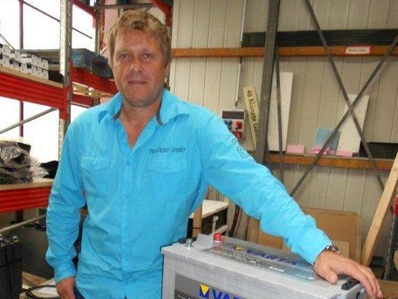 AKKU Batteriencenter Geschäftsführer Jügen Haas ist die nächsten zwei Jahre Dresssponsor in Hohenems.