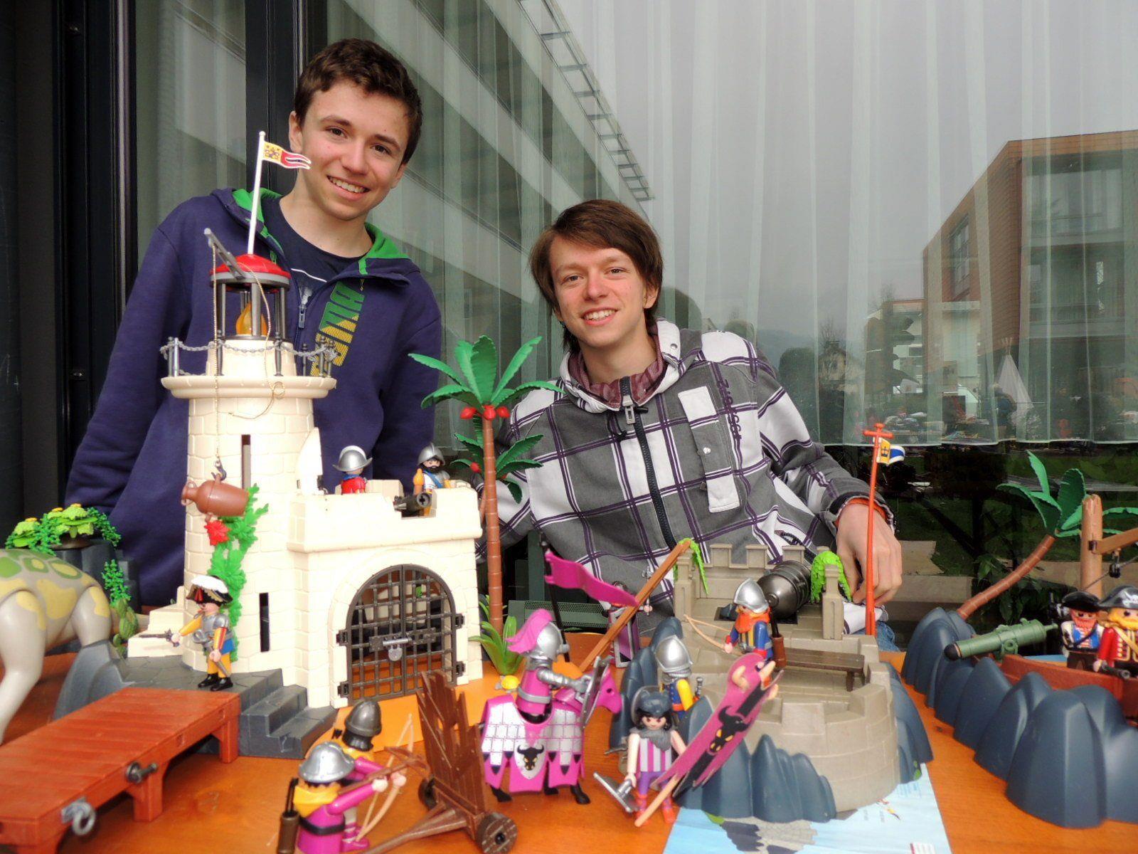 Levi und Samuel hatten einen wahren Traum von Playmobilfiguren anzubieten