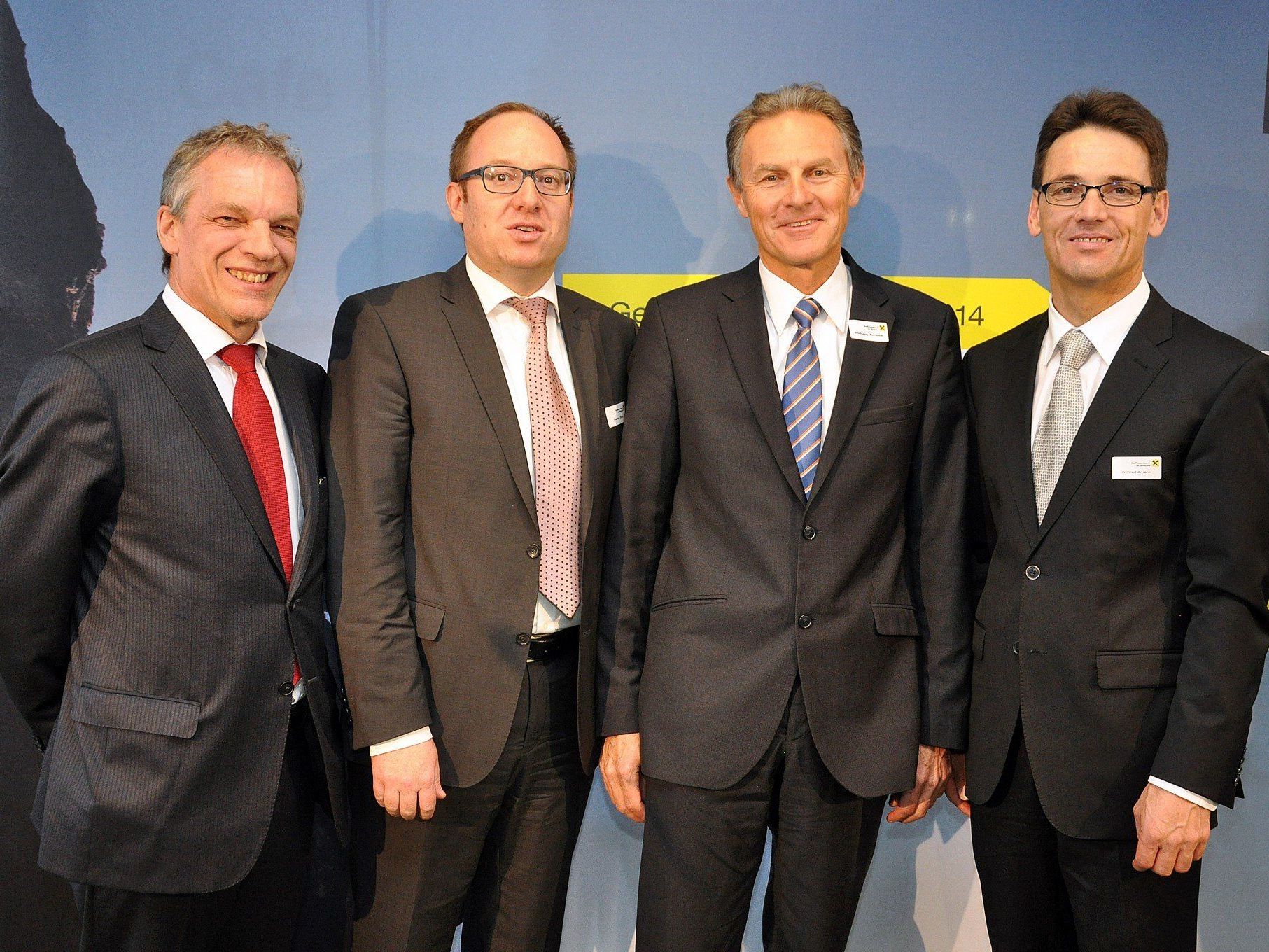 Aufsichtsrat und Vorstände der Raiffeisenbank Im Rheintal hatten zur Generalversammlung ins Reichshofstadion geladen. Aufsichtsrat und Vorstände der Raiffeisenbank Im Rheintal hatten zur Generalversammlung ins Reichshofstadion geladen.