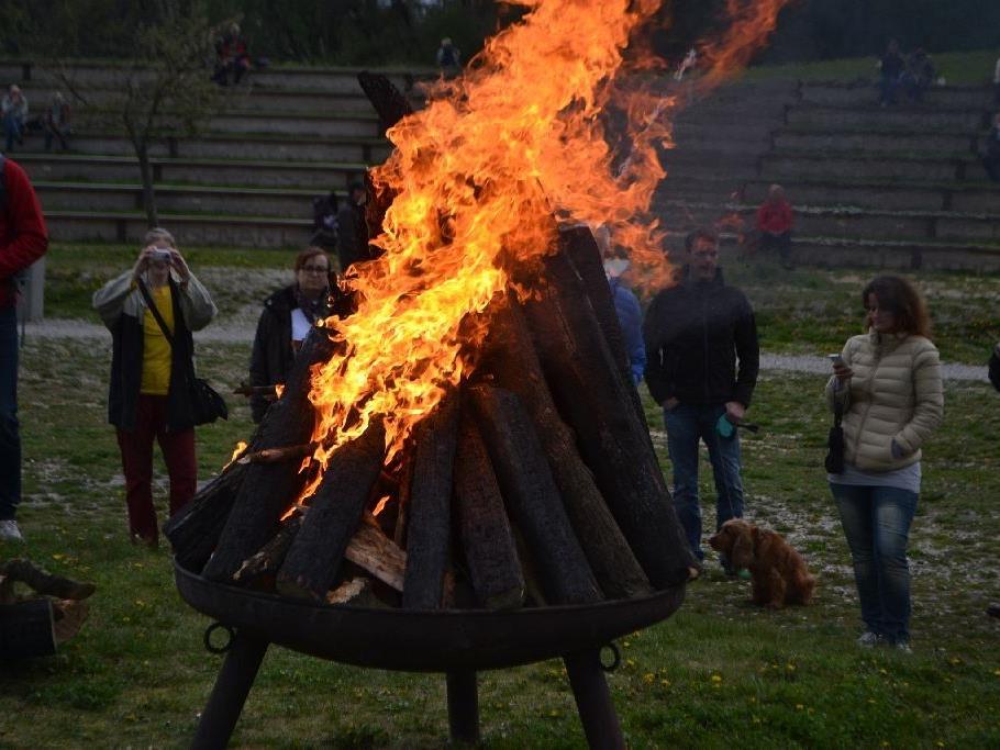 Traditionelles Osterfeuer Am Himmel.