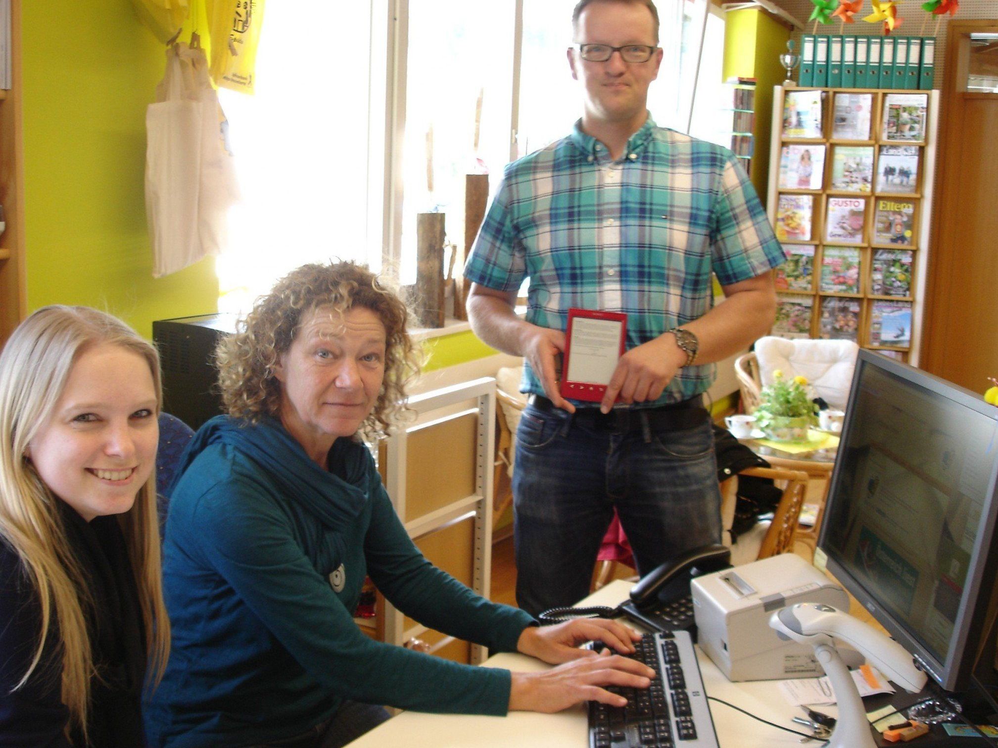 Melanie Hoffmann und Belinda Polajner von der Landesbüchereistelle und der Schlinser Vizebürgermeister Roman Dörn. Melanie Hoffmann und Belinda Polajner von der Landesbüchereistelle und der Schlinser Vizebürgermeister Roman Dörn.
