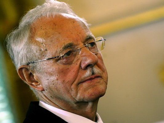 Karlheinz Essl nach der Pressekonferenz Karlheinz Essl nach der Pressekonferenz